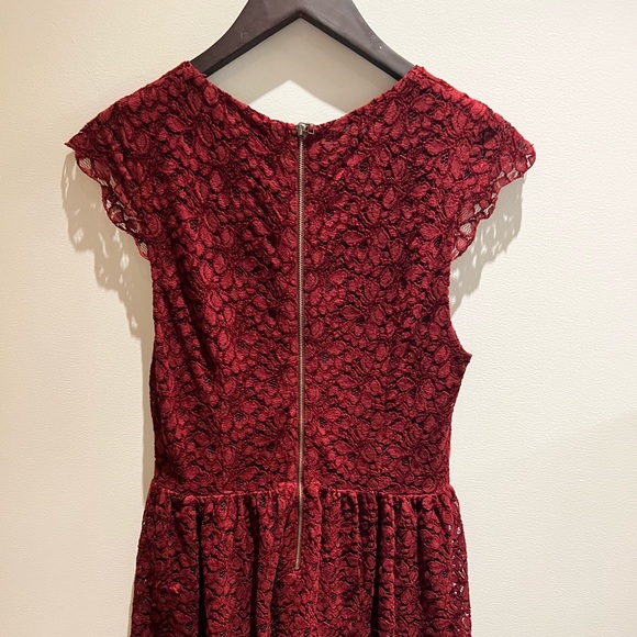 ARITZIA TALULA BELGRAVIA LACE DRESS IN BURGUNDY - Picture 3 of 4